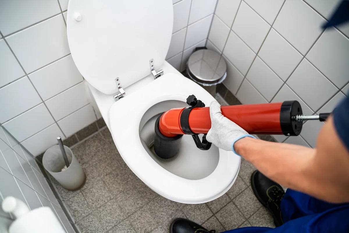 Débouchage évier et douche manuel — technicien Les Techniciens du Débouchage Var