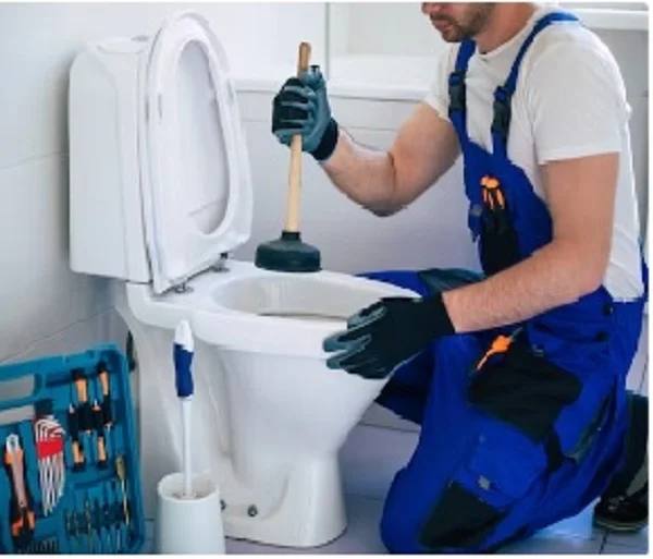 Débouchage WC bouché dans le Var — technicien avec ventouse professionnelle
