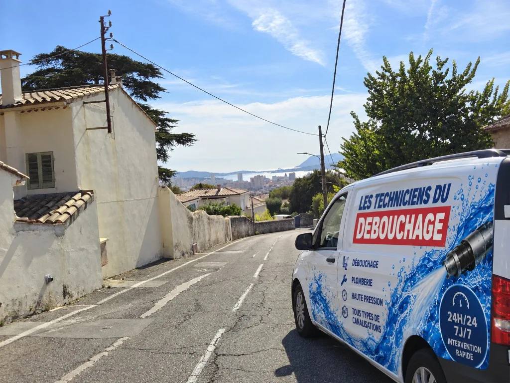 Véhicule floqué Les Techniciens du Débouchage en intervention dans le Var