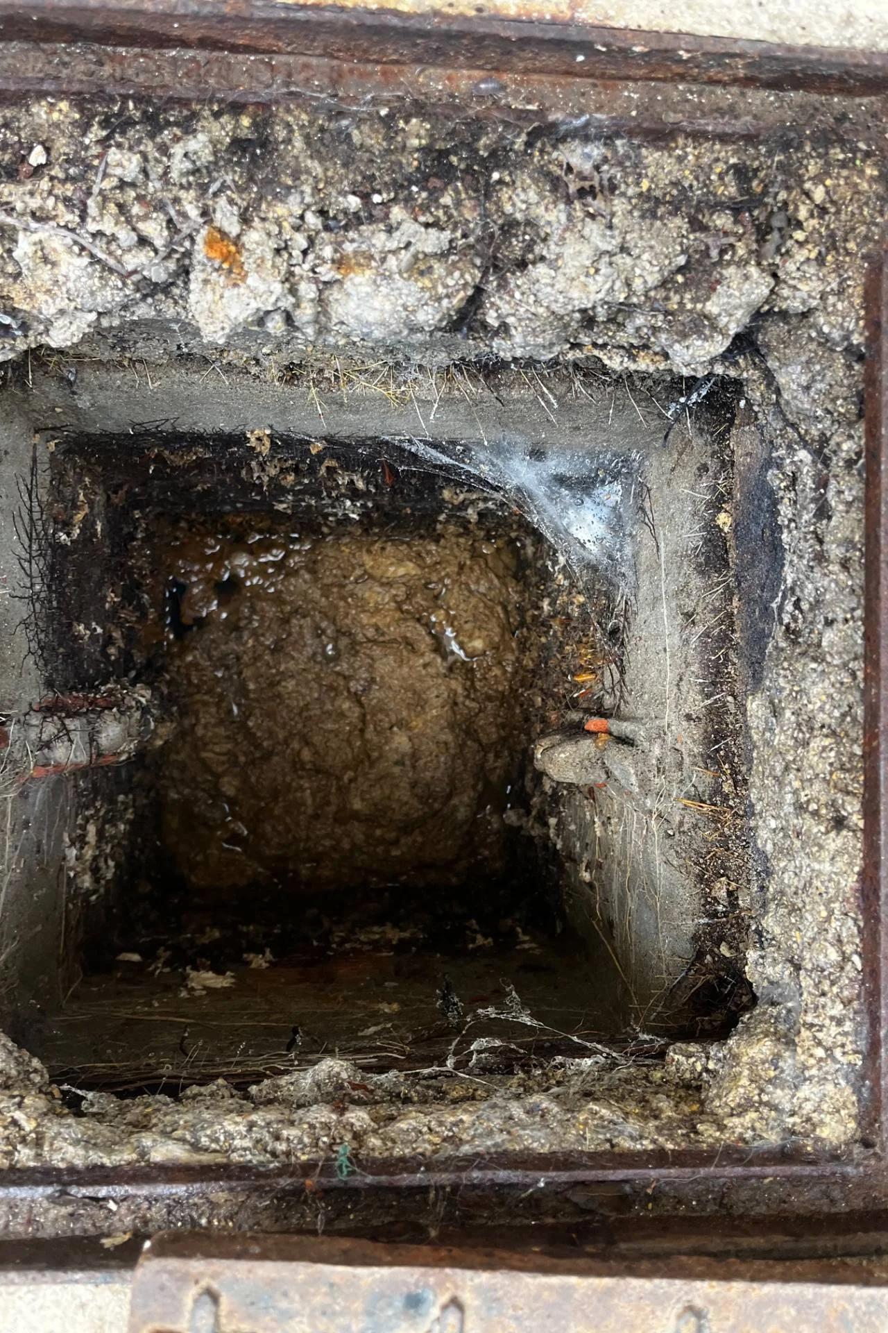 Débouchage d'une canalisation vers le tout-à-l'égout à Cavalaire-sur-Mer : extraction de sable