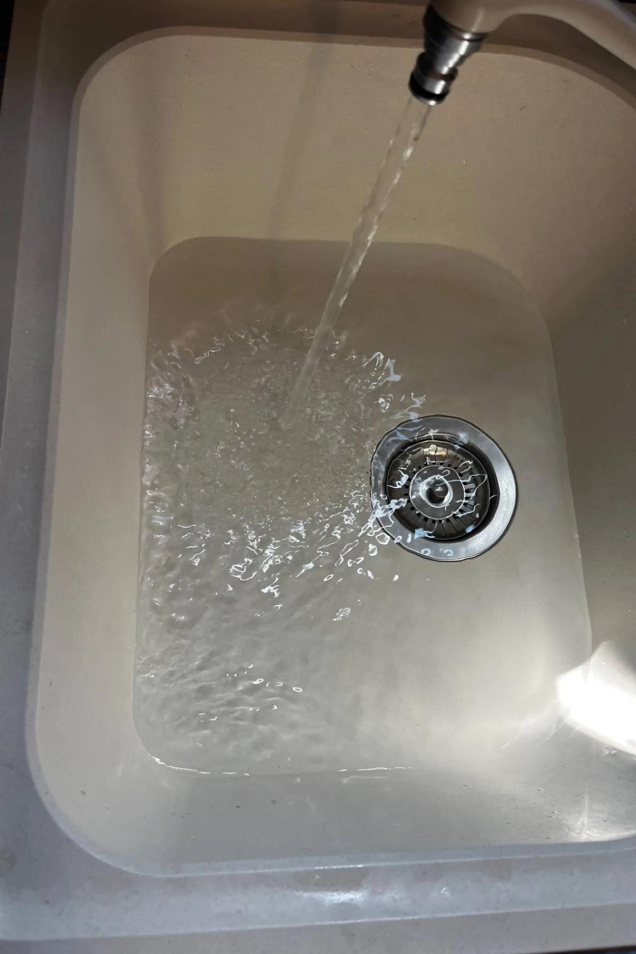 Débouchage haute pression d'une canalisation de cuisine à Hyères : graisse et tartre évacués