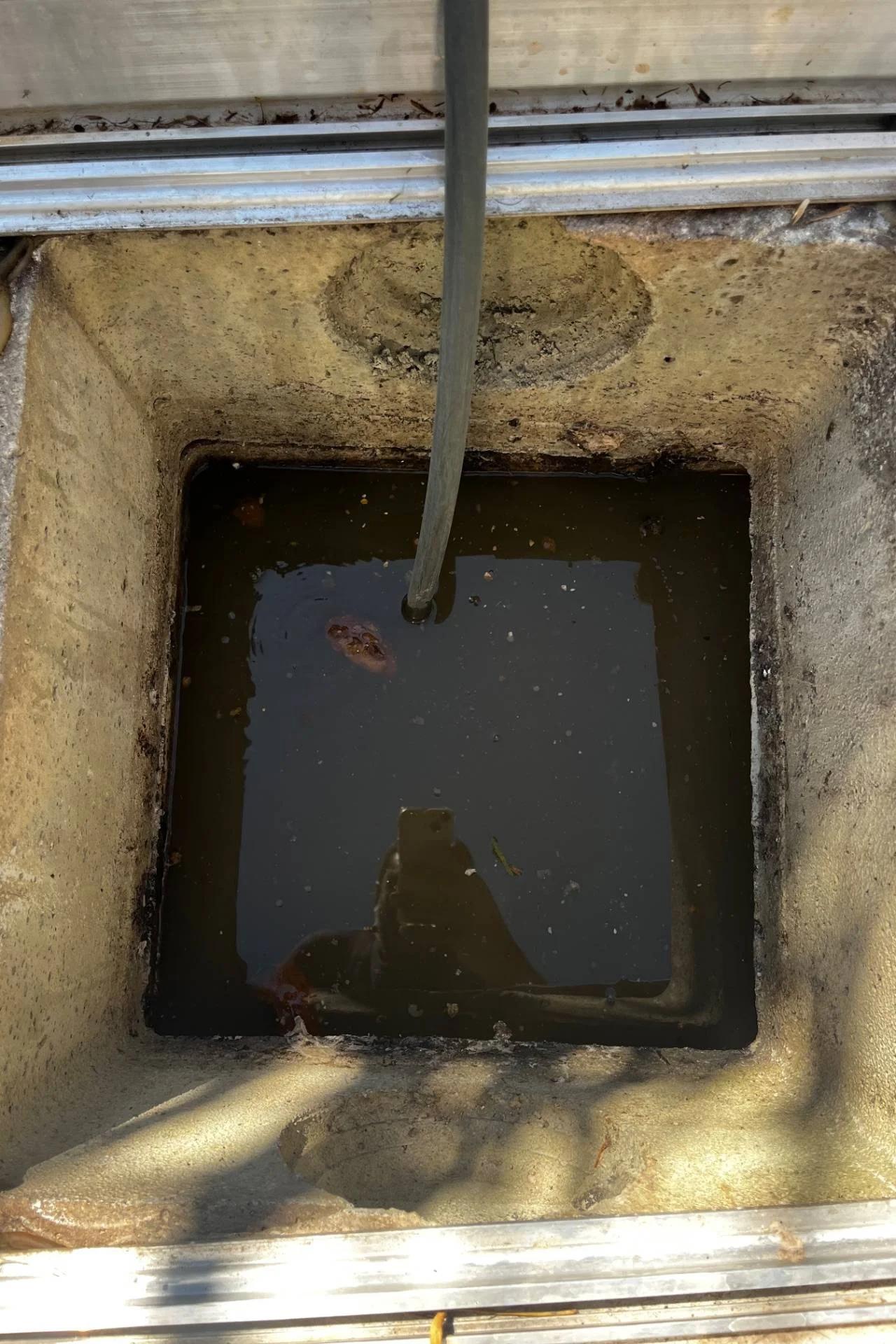 Débouchage canalisation à La Crau — avant intervention