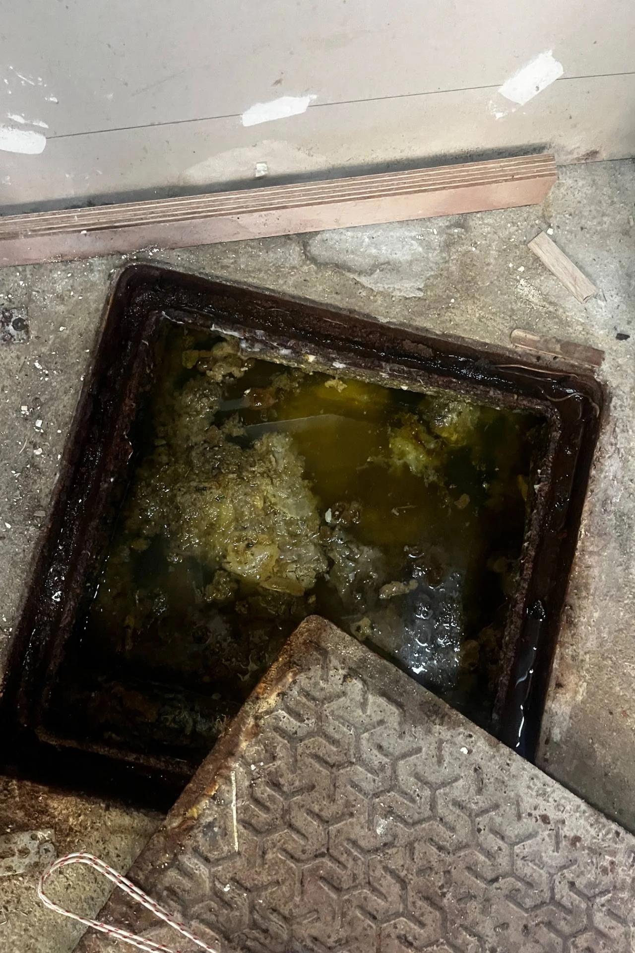 Débouchage haute pression au siphon disconnecteur à Le Beausset : défaut de pente détecté