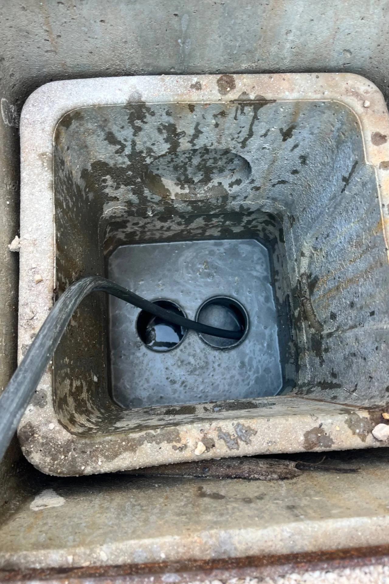 Débouchage canalisation cuisine à Pierrefeu-du-Var : une contre-pente massive sous le regard
