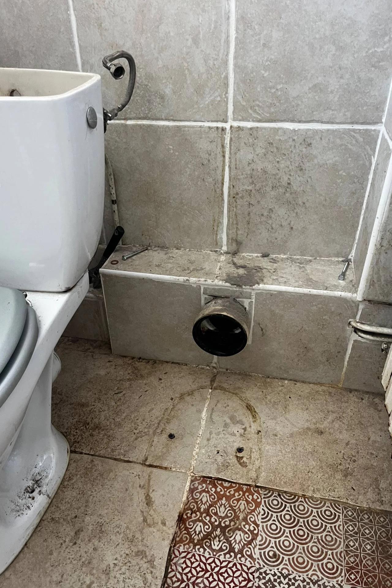 Débouchage canalisation à Toulon — avant intervention