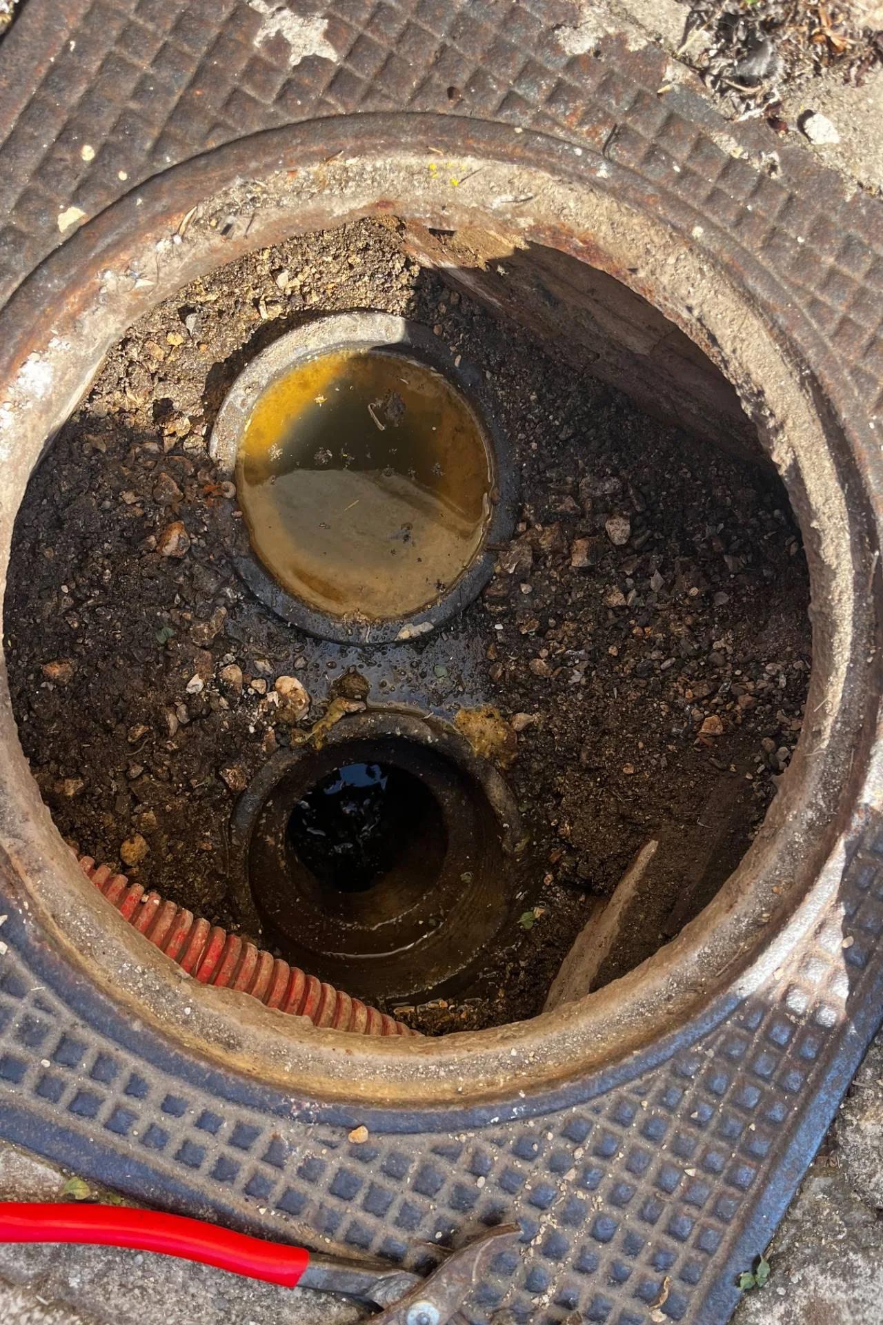 Débouchage canalisation à Toulon — avant intervention