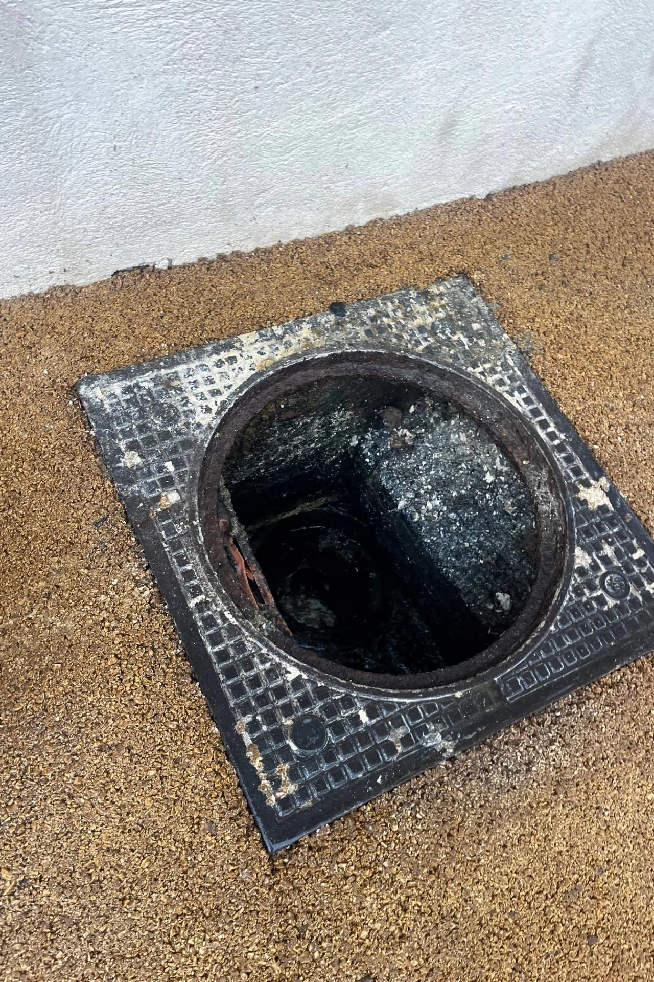 Débouchage canalisation à Toulon — avant intervention