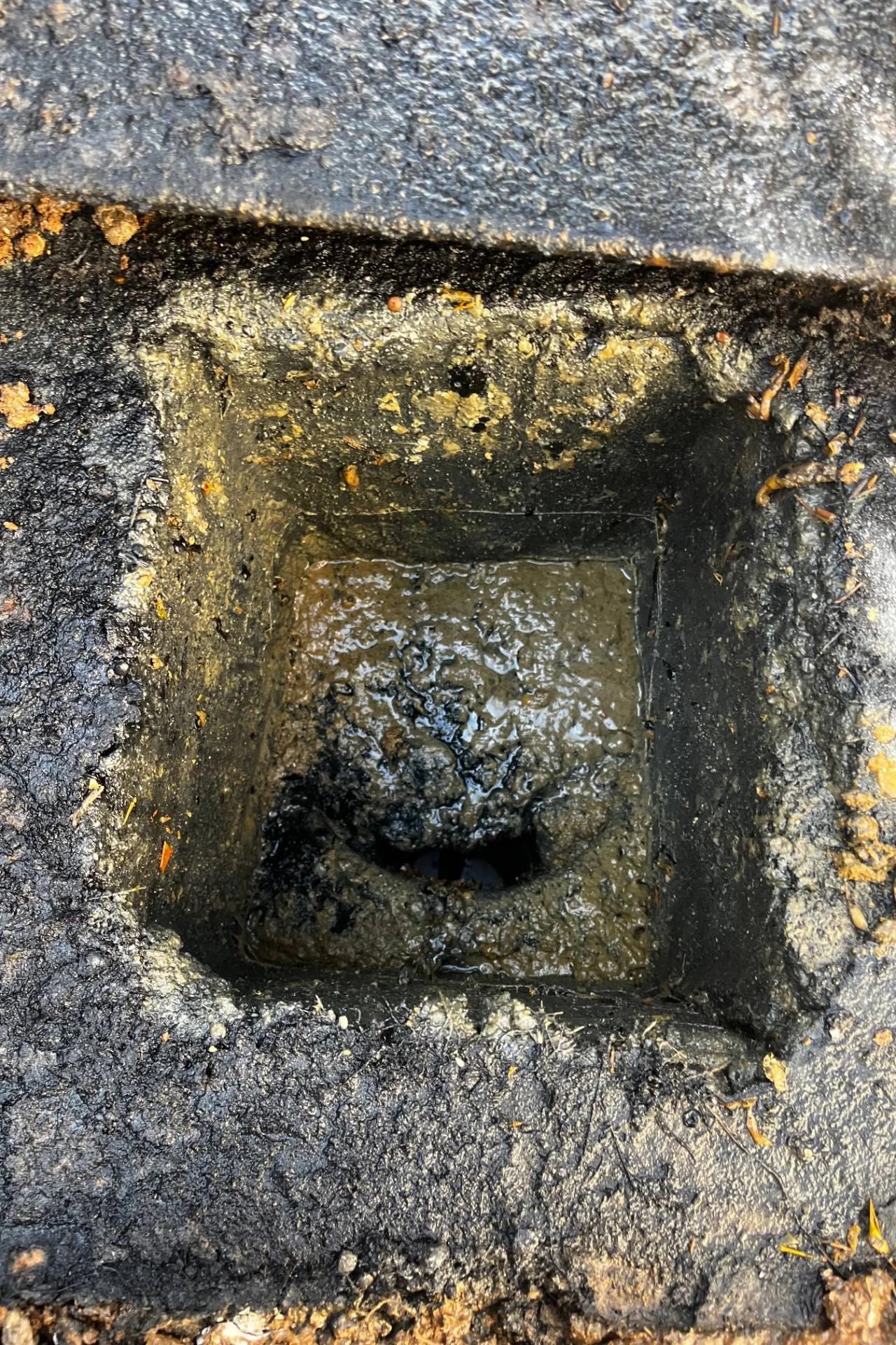 Débouchage canalisation à Toulon — avant intervention