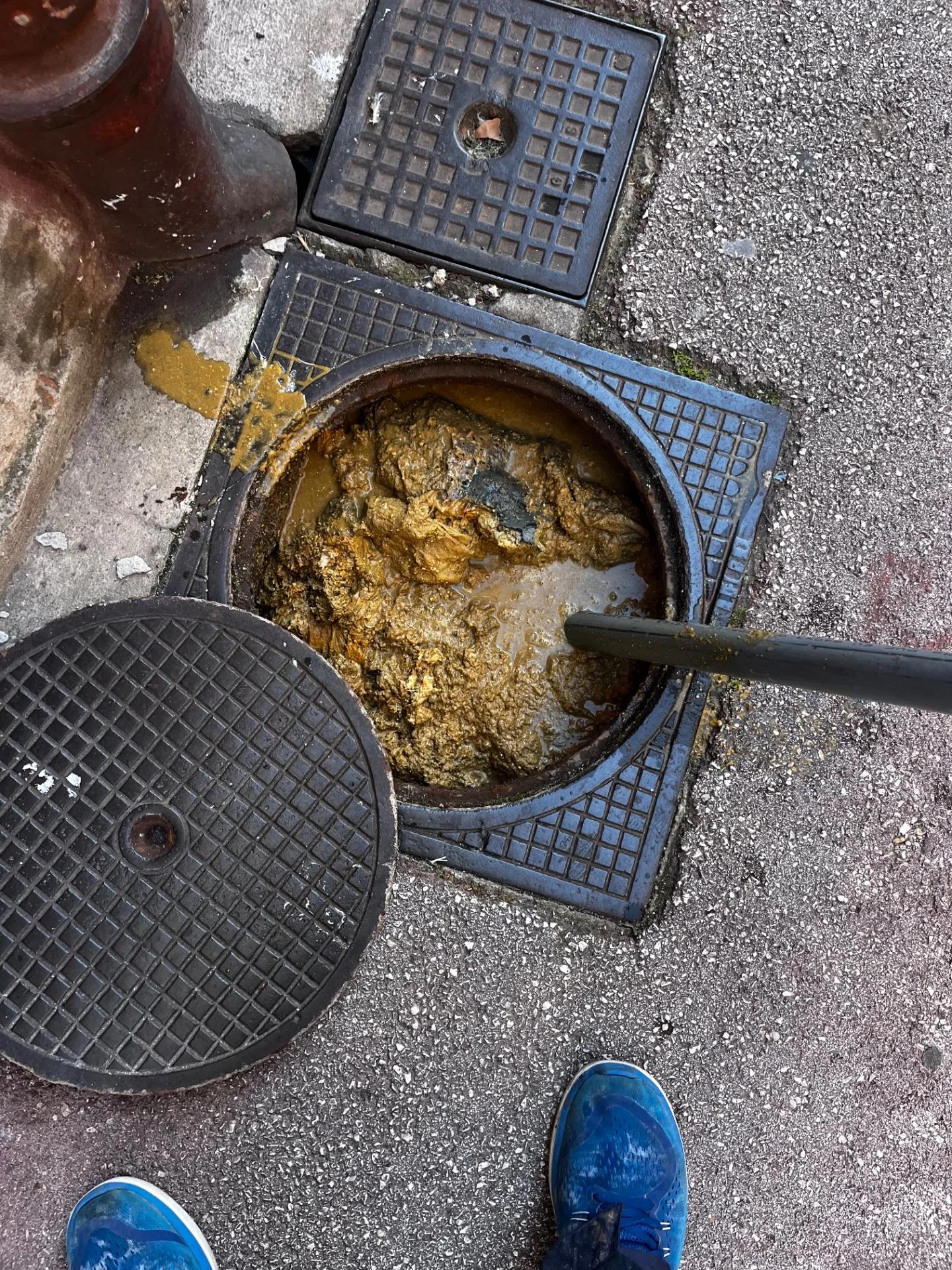 Débouchage canalisation à Toulon — avant intervention