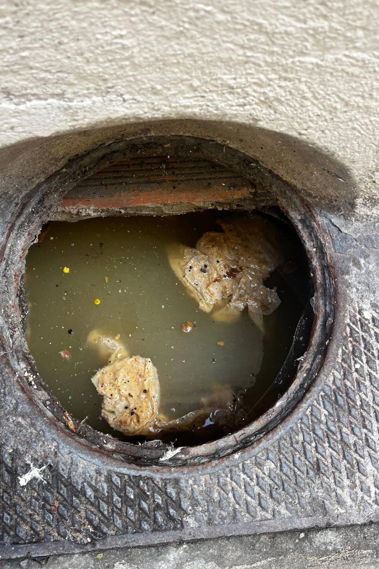 Débouchage canalisation à TOULON — avant intervention
