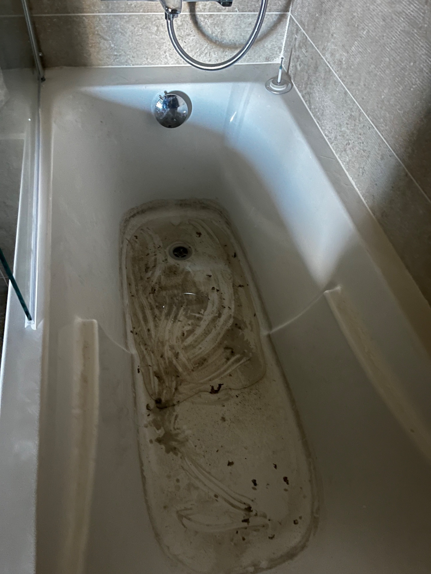 Avant : Débouchage d'une baignoire au 2ᵉ étage à Toulon avec furet électrique