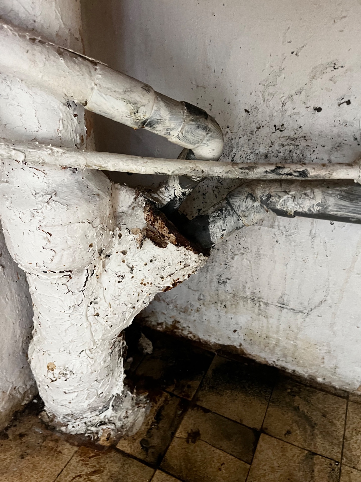 Avant : Débouchage d'une colonne cuisine vétuste au furet à Toulon
