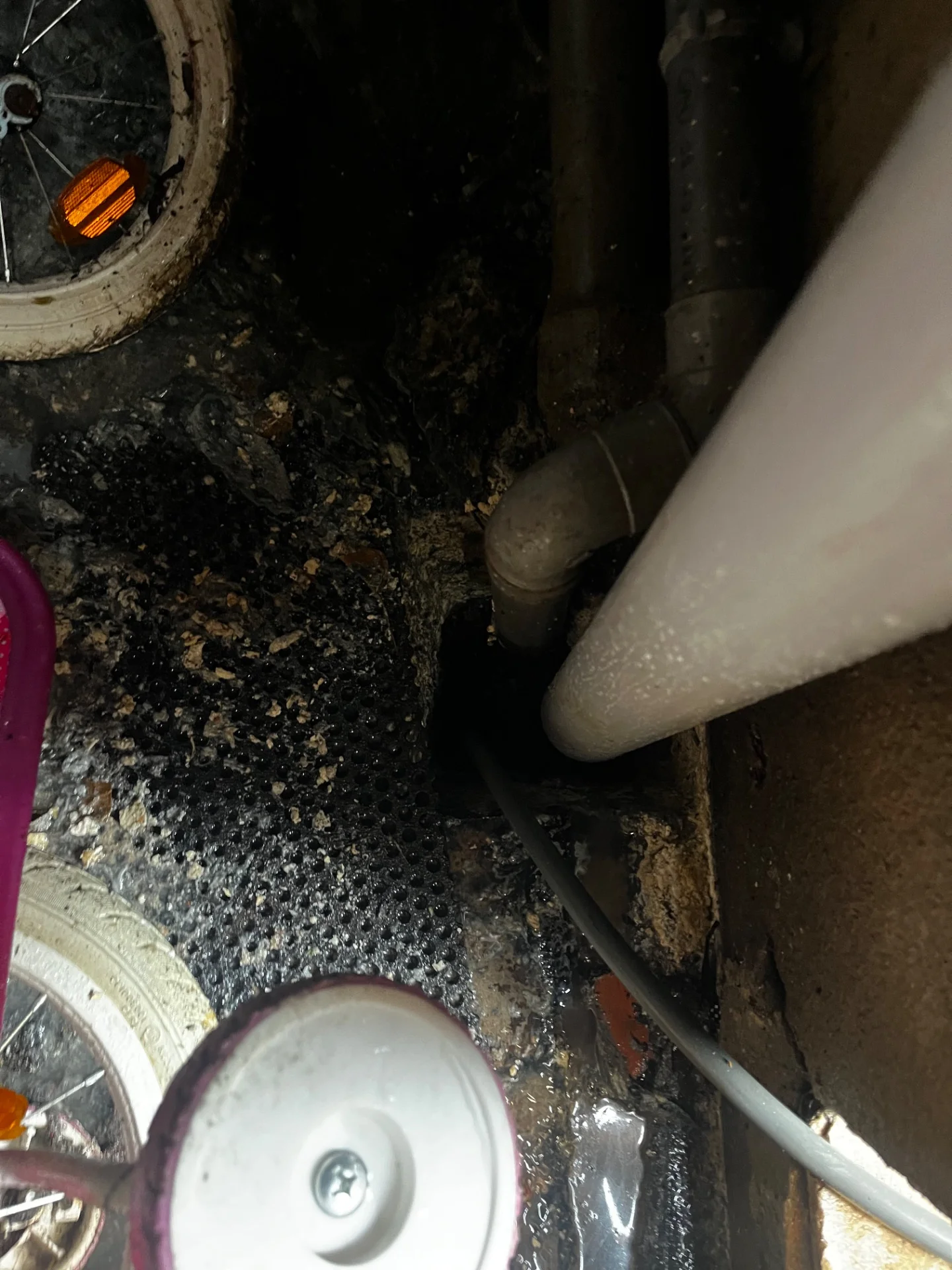 Curage canalisation à Saint-Maximin-la-Sainte-Baume — avant intervention