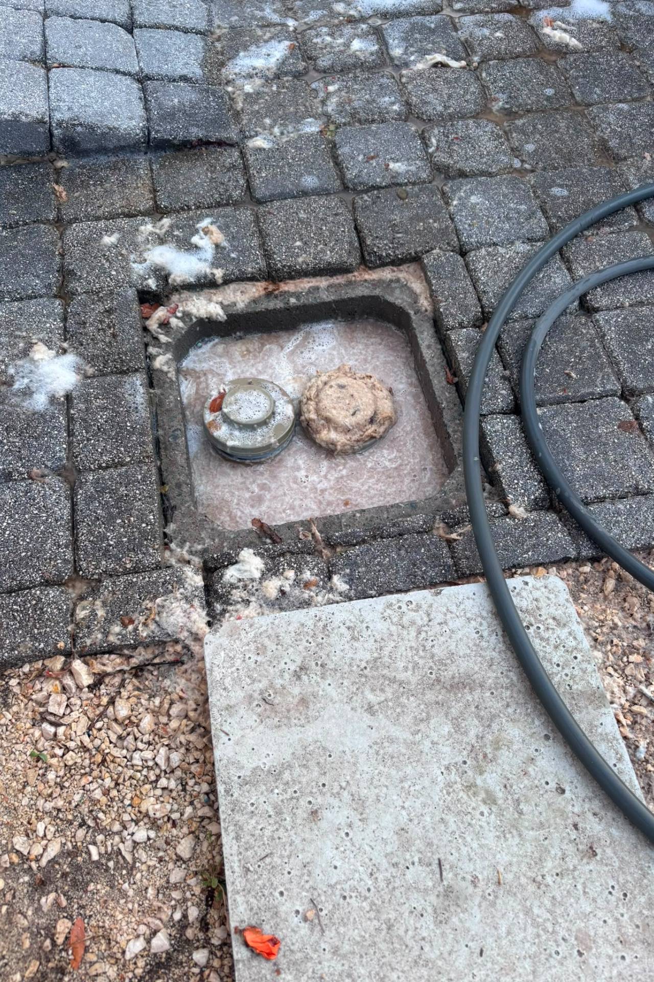 Avant : Débouchage d'une canalisation à Cuers depuis le siphon disconnect jusqu'au tabouret