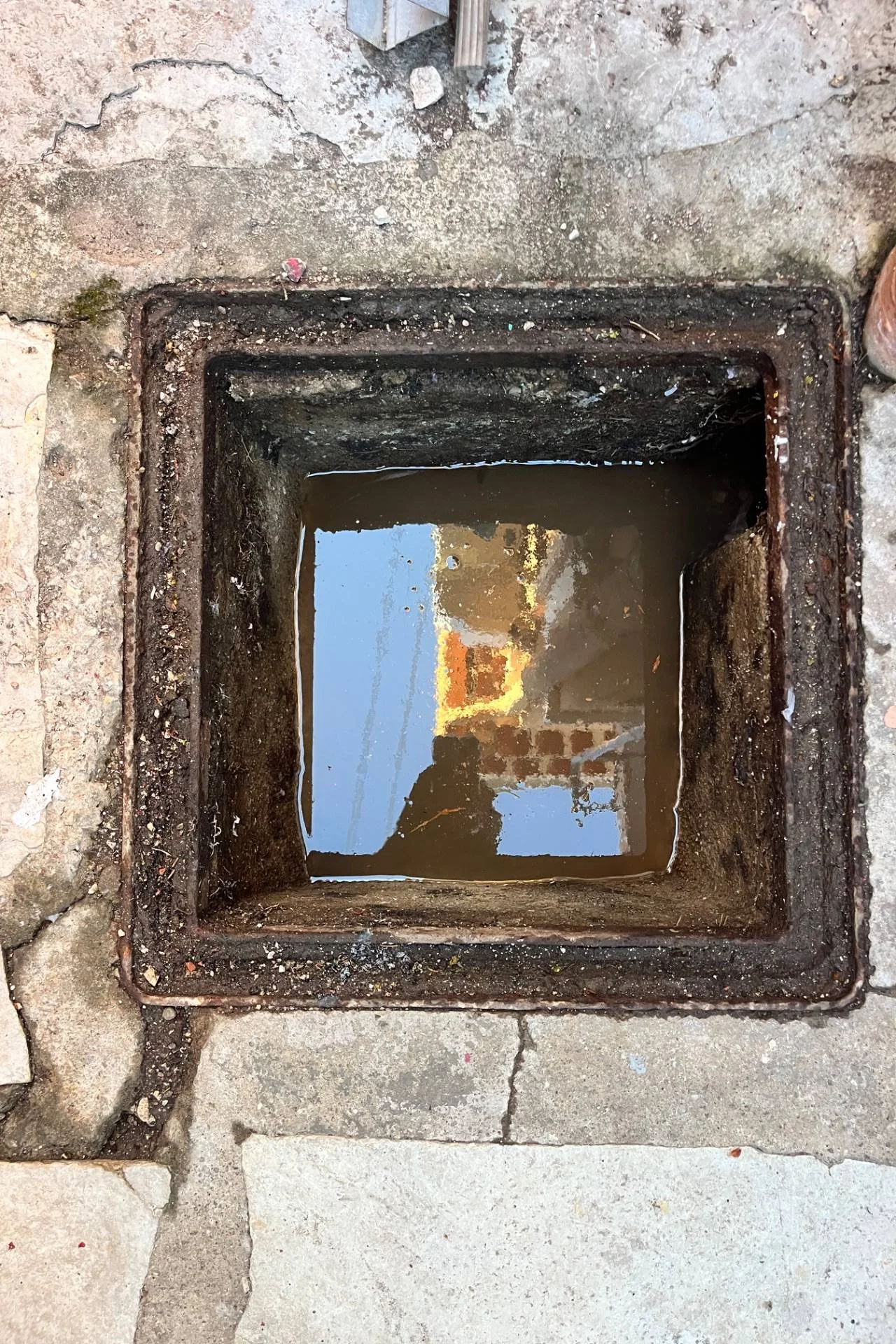 Débouchage canalisation à La Garde — avant intervention