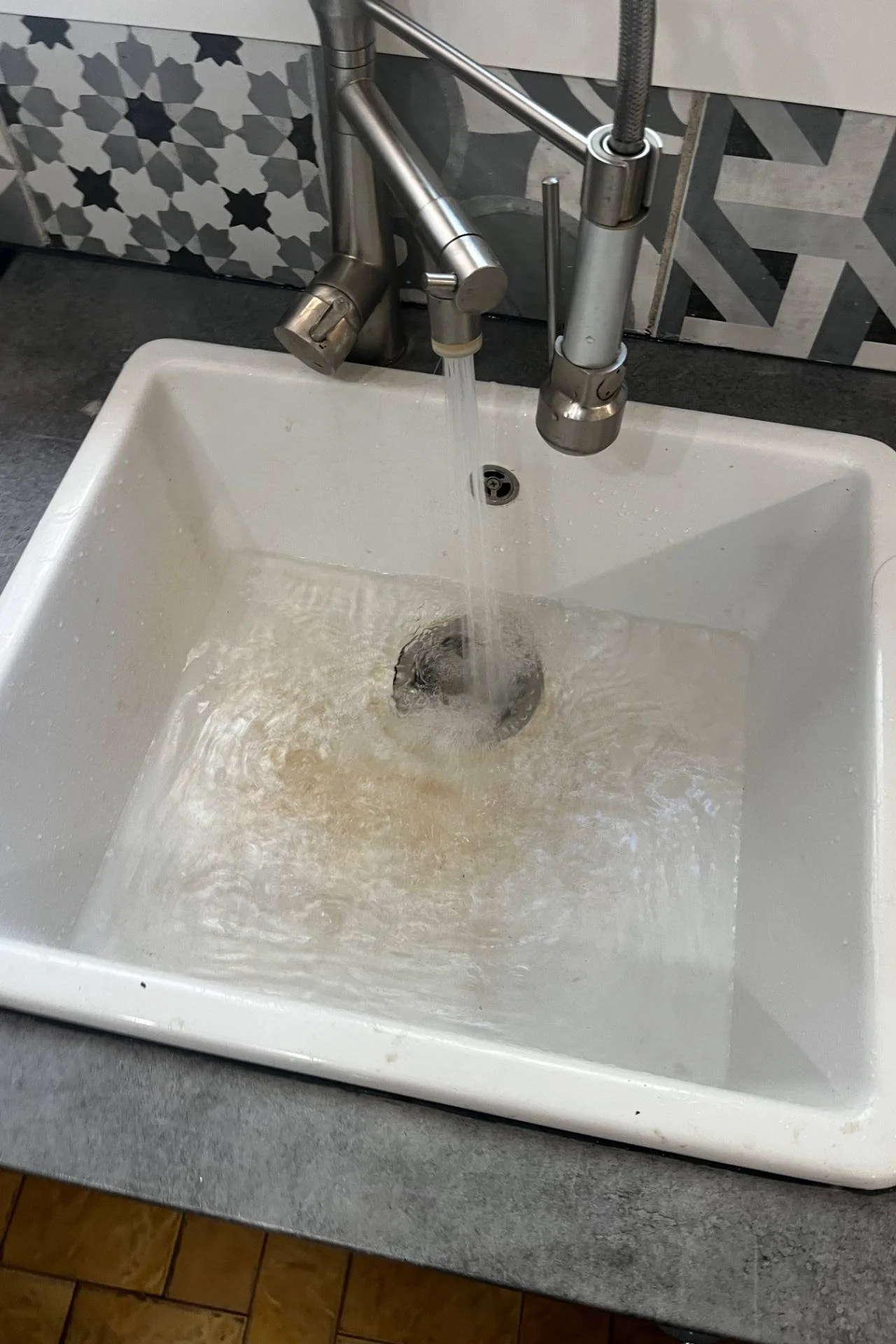 Débouchage canalisation à Le Revest-les-Eaux — avant intervention