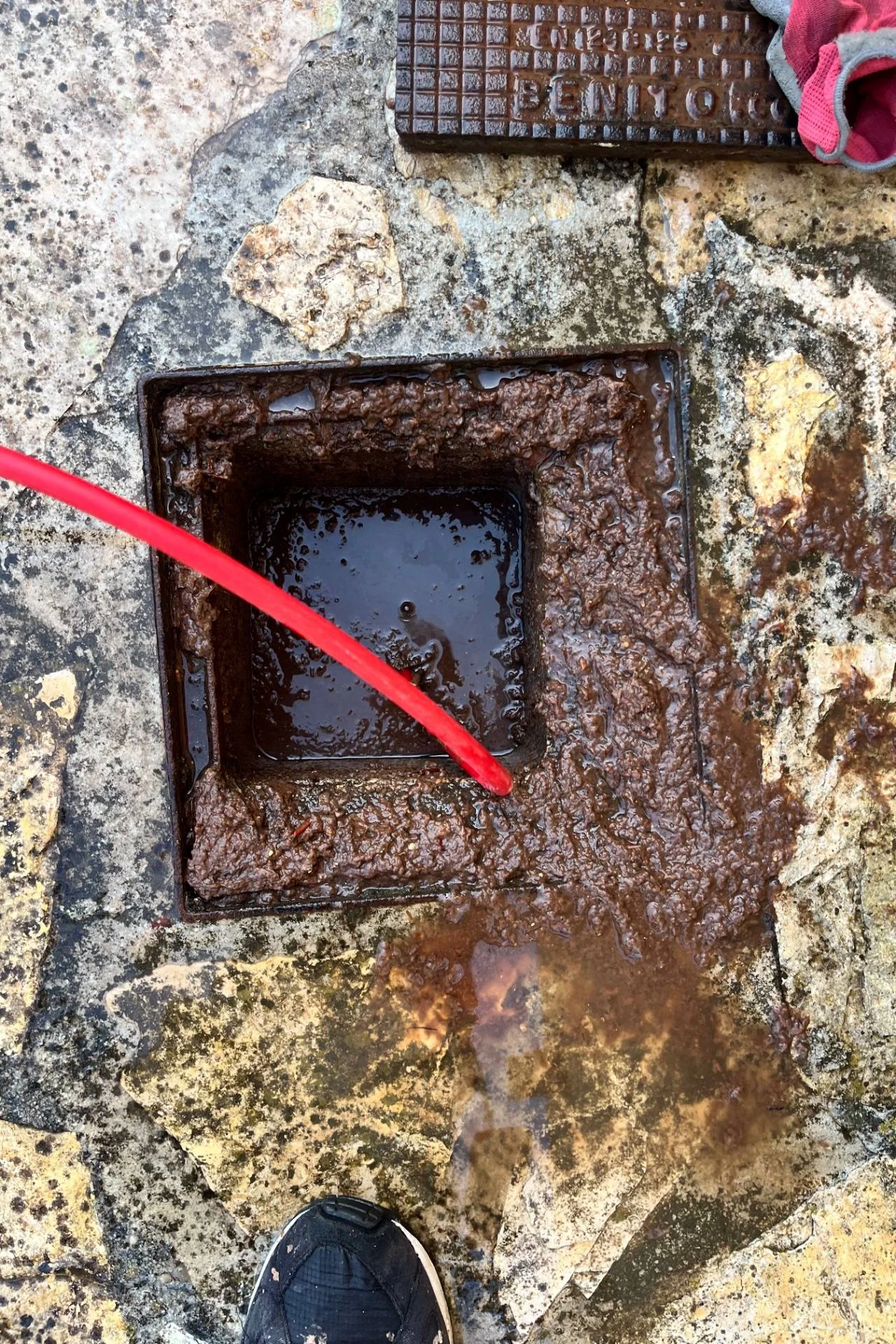 Débouchage canalisation à Saint-Cyr-sur-Mer — avant intervention