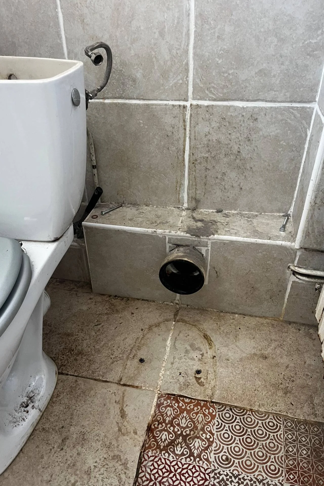 Débouchage canalisation à Toulon — avant intervention