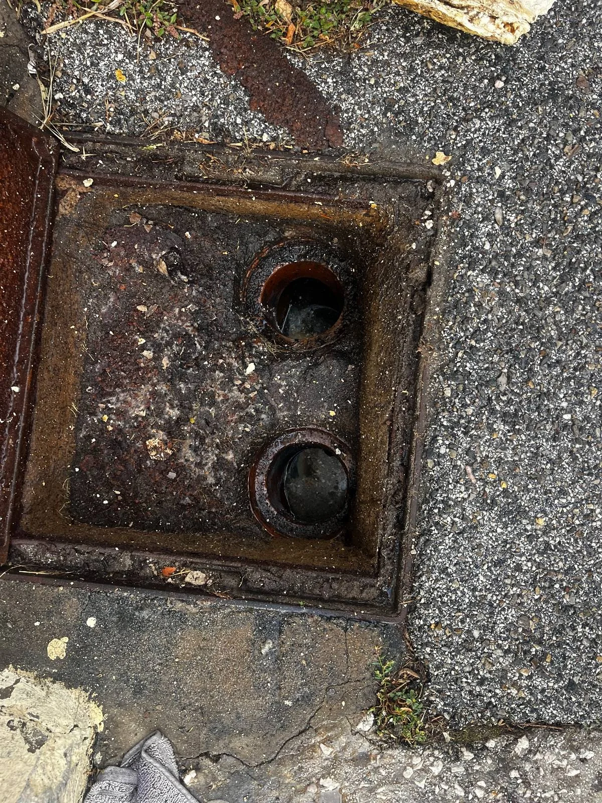 Débouchage canalisation à Toulon — avant intervention