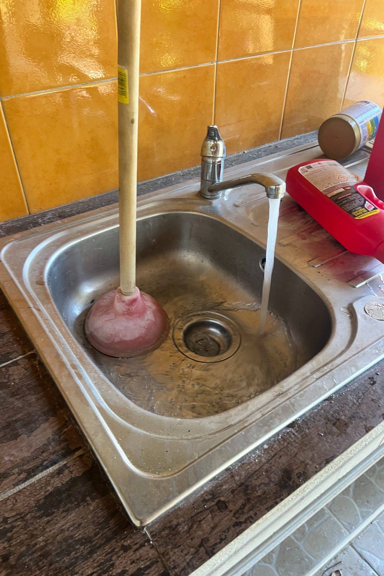 Avant : Débouchage d'un évier et lave-linge à saint mandrier sur une canalisation à faible pente en...