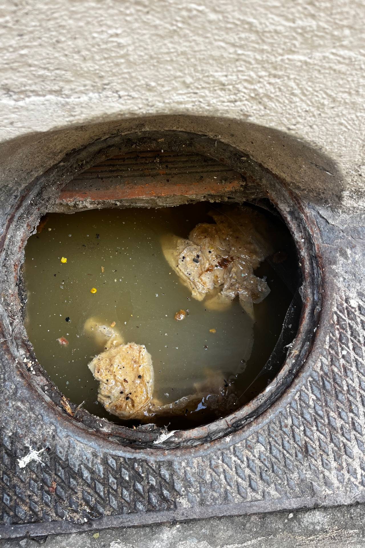 Avant : Débouchage d'un regard d'immeuble à Toulon après accumulation de lingettes et dépôt de cimen...